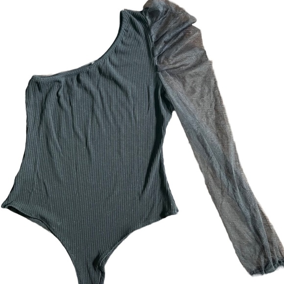 EESOME BLACK ONE SHOULDER RIBBED BODYSUIT WITH PUFF SHOULDER AND MESH SLEEVE - Picture 3 of 5